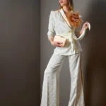 Tailleur con giacca asimmetrica e pantalone a zampa