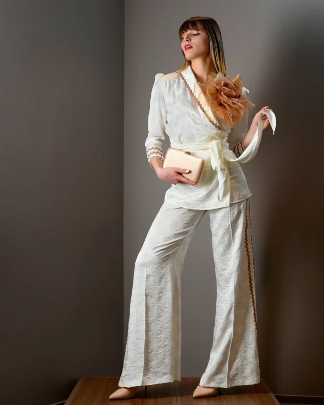Tailleur con giacca asimmetrica e pantalone a zampa
