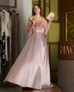 Vestito lungo con tasche e piume
