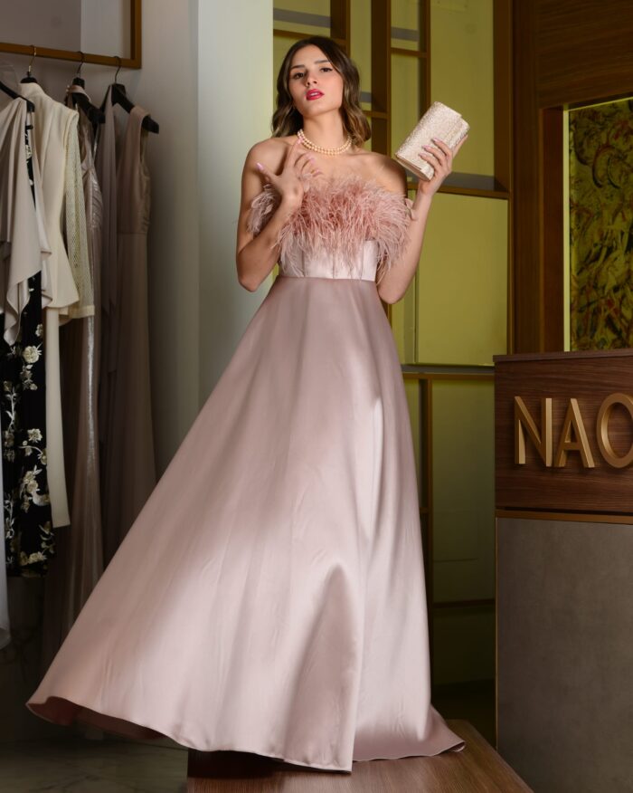 Vestito lungo con tasche e piume