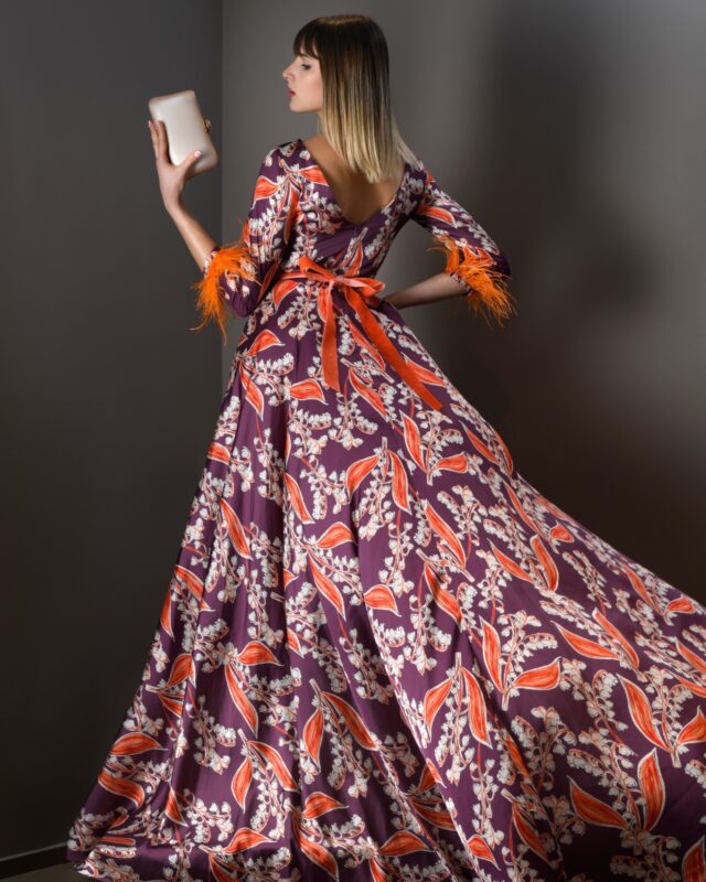 vestito a ruota con piume 2