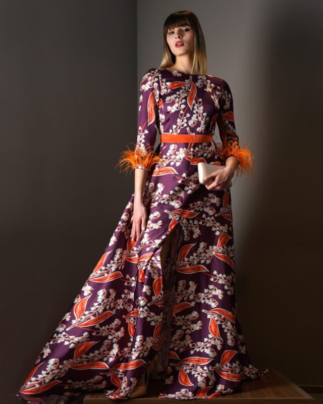 vestito a ruota con piume
