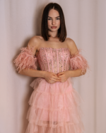 Rose Couture – Abito con piume e balze - immagine 3