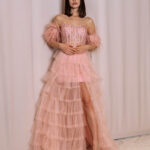 Rose Couture – Abito con piume e balze