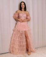 Rose Couture – Abito con piume e balze