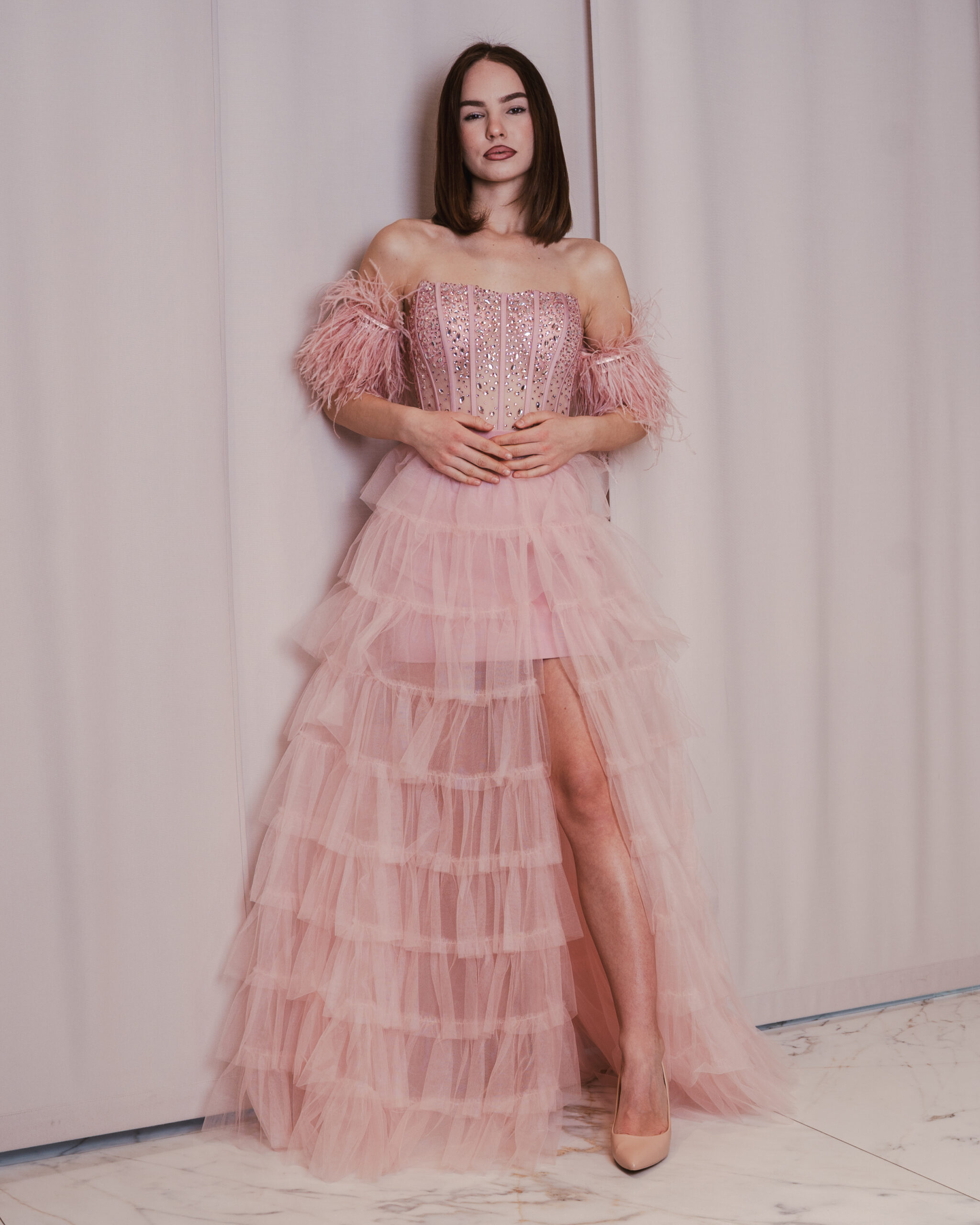 _DSC6109 Rose Couture – Abito con piume e balze - immagine 1