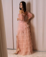 Rose Couture – Abito con piume e balze - immagine 2