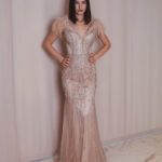 Golden Aura – Abito couture con piume